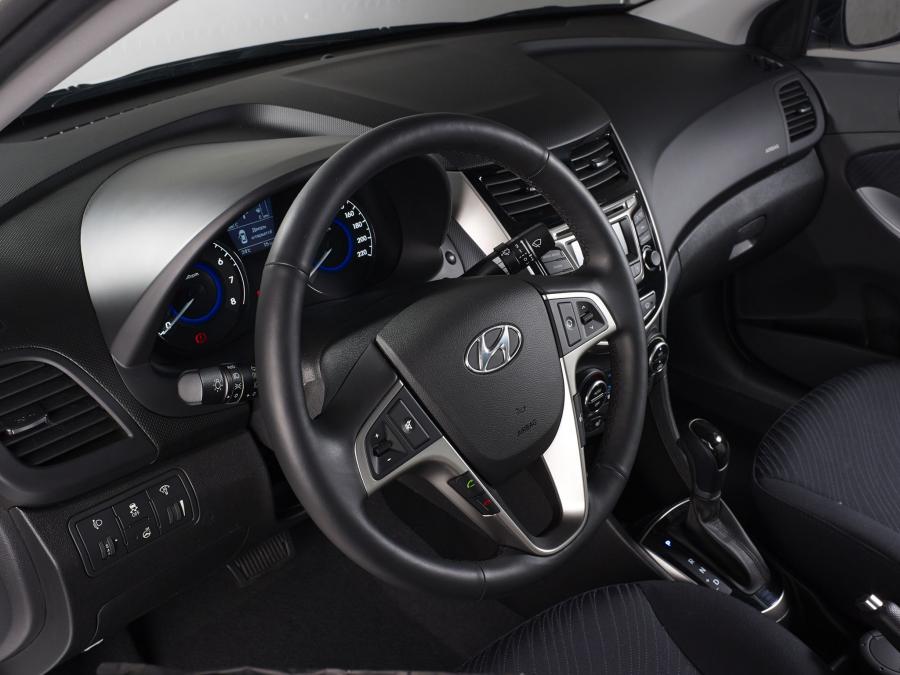 Детали интерьера Hyundai Solaris (RB) 2014 года  (фото 2 из 10)